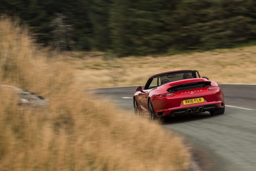 Porsche 911 Carrera 4S Cabriolet 2016 года  (UK) (фото 12 из 30)